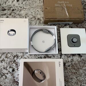 Oura 4 Smart Ring - Sleek Black Design